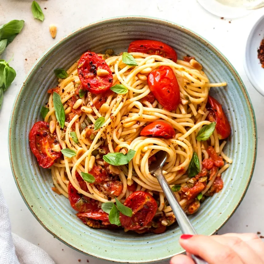 Tomato and basil spaghetti — a Italian meal Ayunara can plan and scan